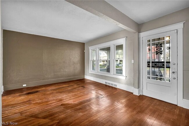Building Photo - 5614 Drake Ave
