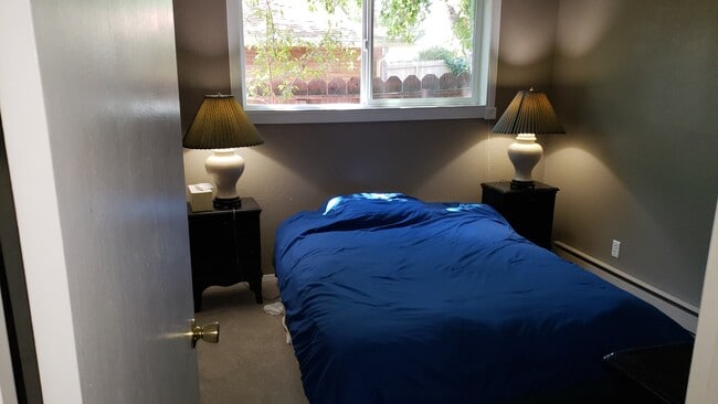 2nd bedroom w/ queen - 1848 Alpine St