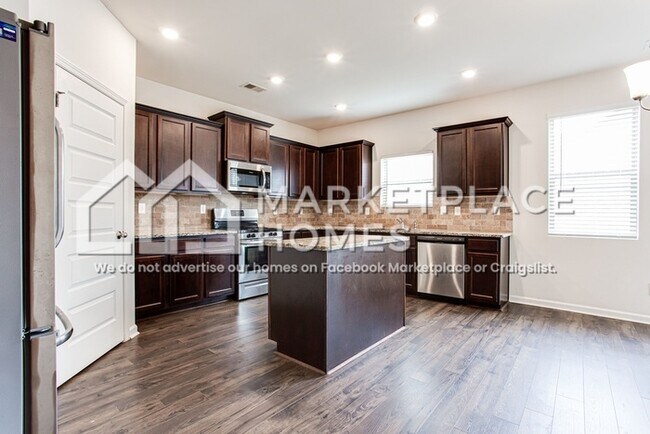 Building Photo - 484 Emporia Loop