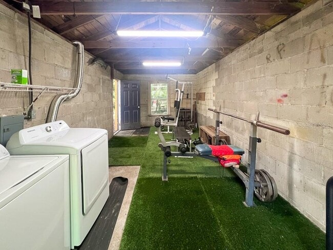 Building Photo - 2734 SW 3rd Pl