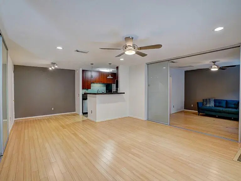 Building Photo - 1860 White Oak Dr