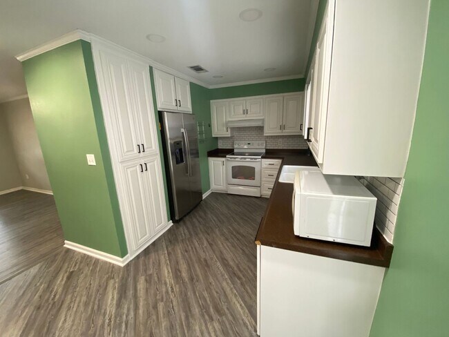 Building Photo - 1403 Doris Dr