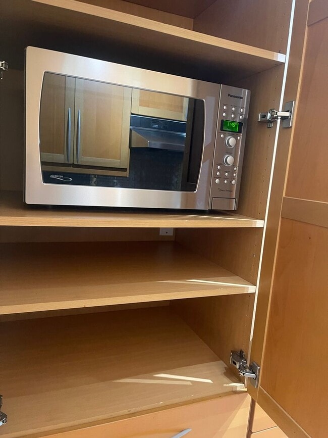 Building Photo - Hollywood Luxury 2 Bed Condo!