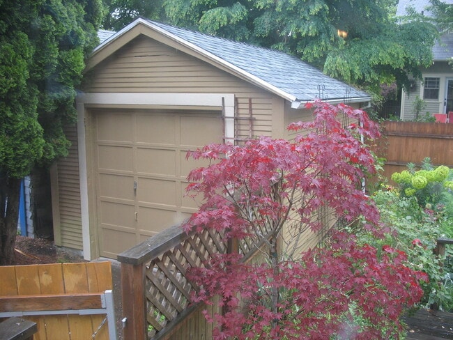 Building Photo - Beautiful 3 bedroom 1 bathroom NE Bungalow "Sabin area"
