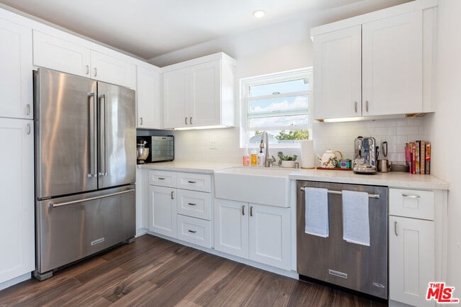 Building Photo - 444 S Roxbury Dr