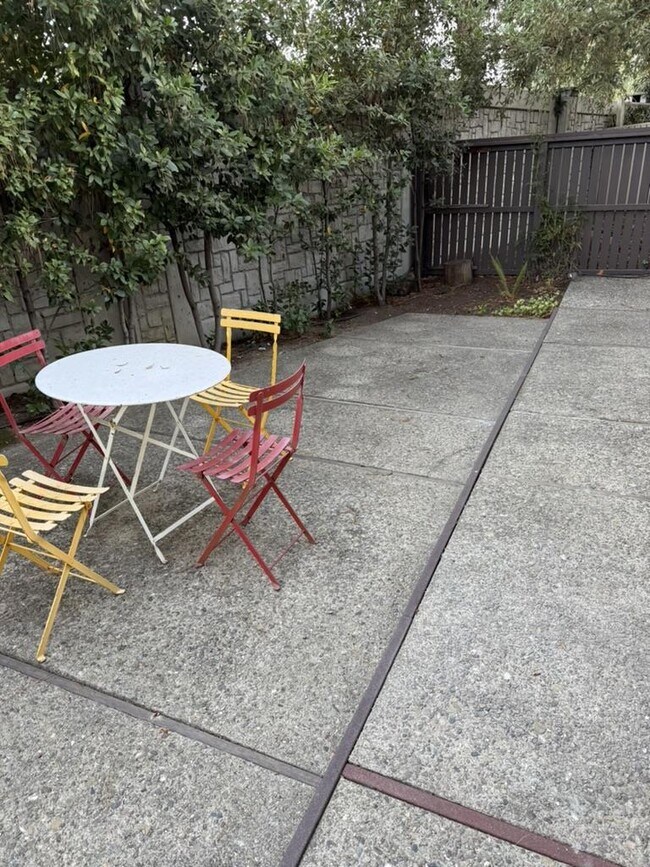 Building Photo - 2439 Sharon Oaks Dr