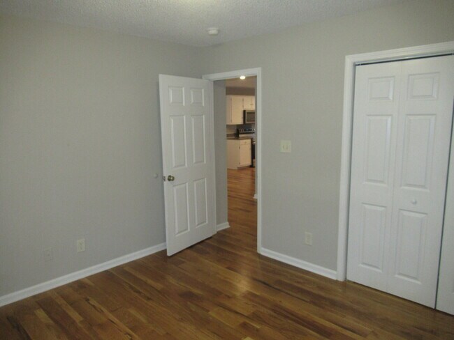 Building Photo - 800 Horseshoe Lake Rd