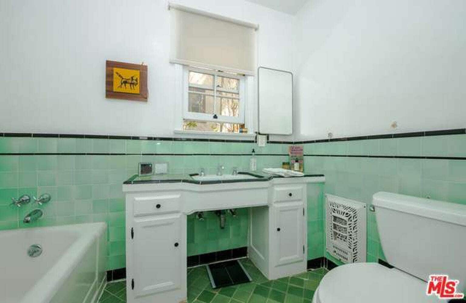 Similar bathroom with window - 157 South Westmoreland Avenue