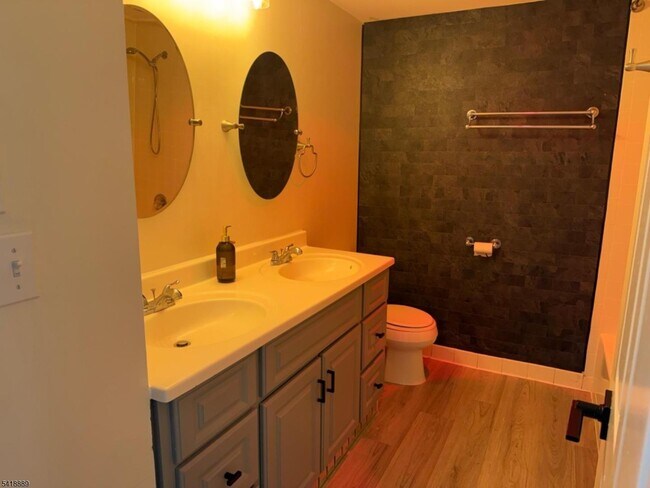 Building Photo - 751 Summer Ave