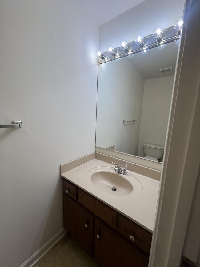 Building Photo - 409 Woodview Dr