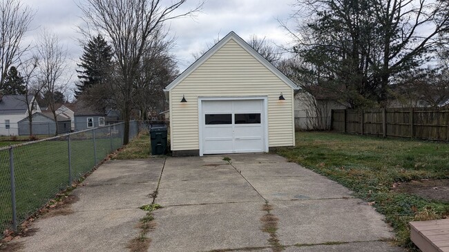 Building Photo - 3-Bedroom, 1-Bathroom Single Family Home f...