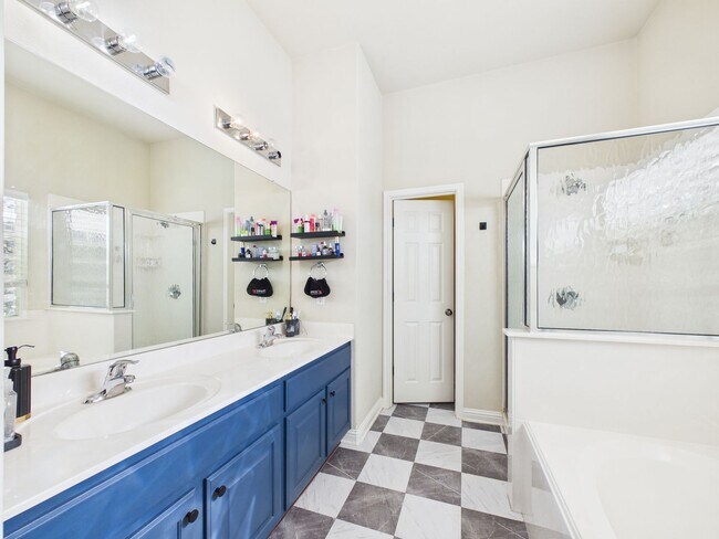 Building Photo - Charming Single-Story Retreat with Designer Finishes in South Austin