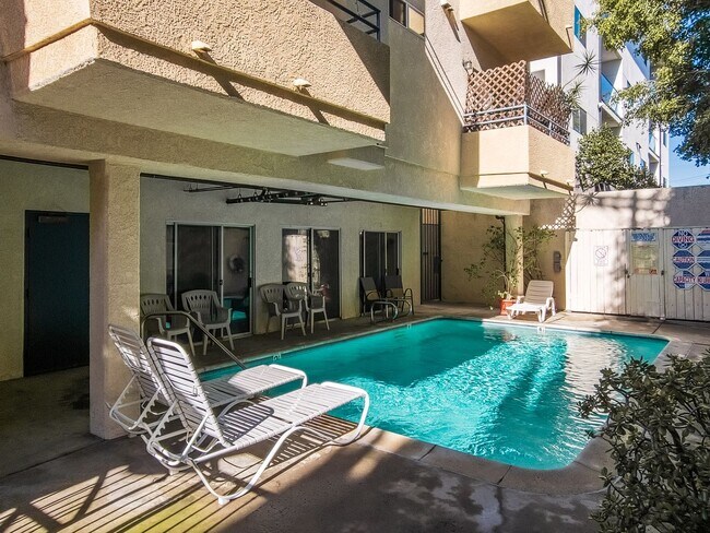Building Photo - Luxury Living in Toluca Lake!