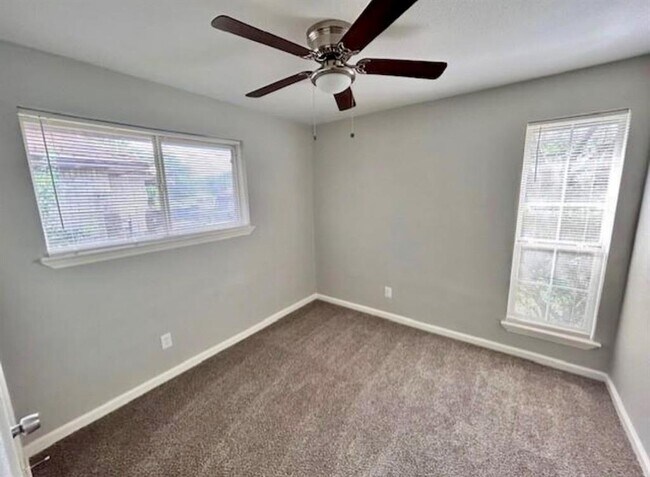 Building Photo - 11122 Dalebrook Dr