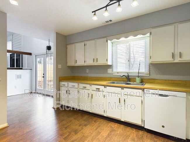 Building Photo - 1707 Foxfire Cir