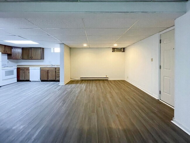 Building Photo - Preleasing for August 2026! 3 Bedroom Apar...