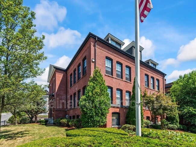 Building Photo - 28 Adams St