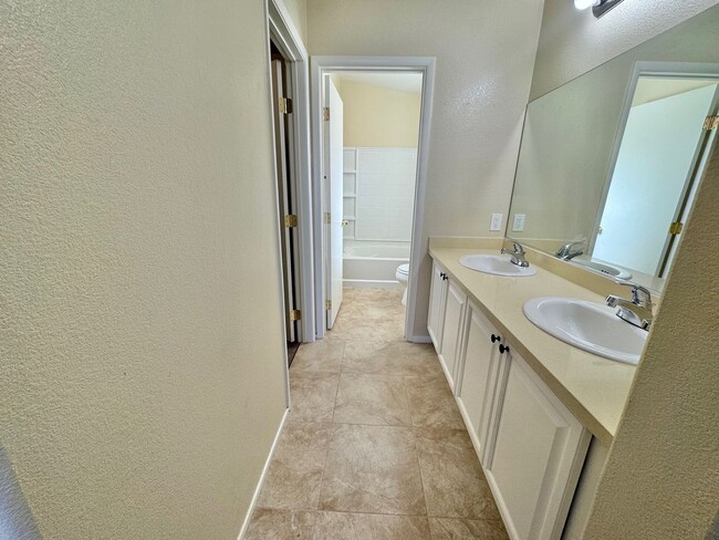 Building Photo - CHARMING 2 BEDROOM CONDO IN GATED COMMUNITY