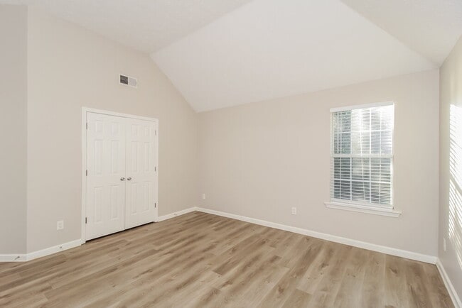 Building Photo - 550 Gardinia Dr