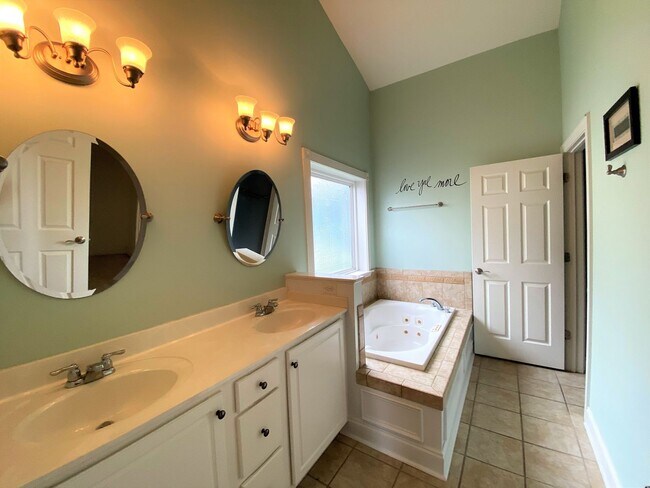 Building Photo - 3 bedroom, 2 bath with Bonus room - Hampstead Pines Community