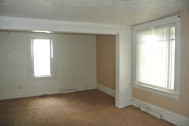 Building Photo - 2 Bedroom House!