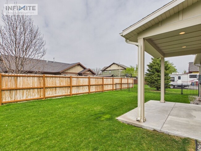 Building Photo - 4 Bedroom Home with Spacious Yard