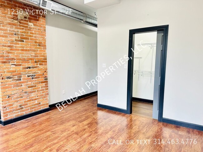 Building Photo - Newly Renovated 2BD/2BA in Walkable Soulard