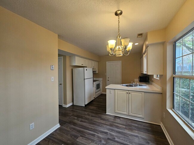 Building Photo - 3 Bedroom, 2 Bathroom Home in Kings Charter