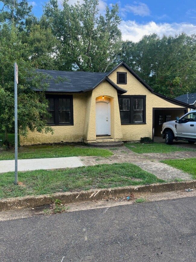 Primary Photo - 815 W New York Ave