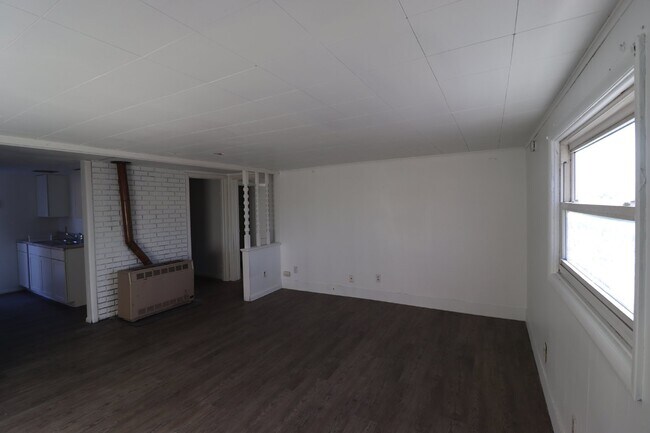 Building Photo - Bright 1 Bedroom upper in the Heart of Berlin