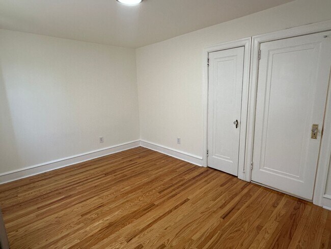 Building Photo - Marlyn Apts 101