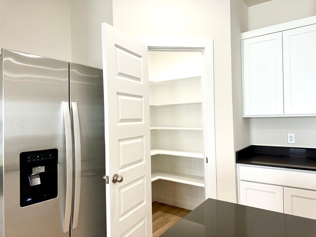 Building Photo - 5382 Selah St