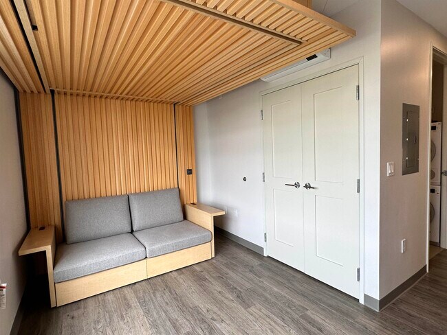 Building Photo - 409 Elm St