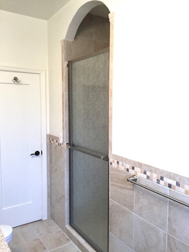 Building Photo - 1106 S Doheny Dr