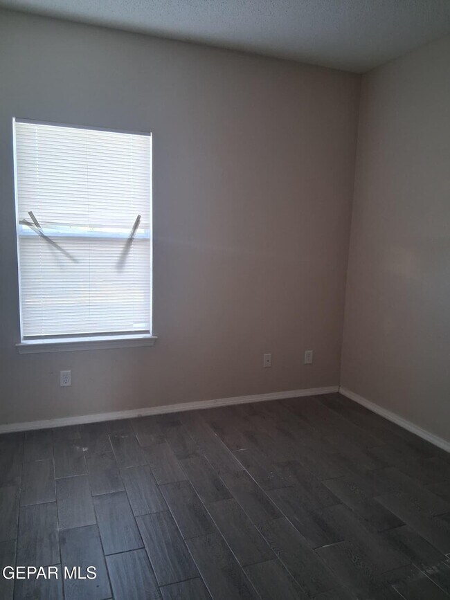 Building Photo - 613 Valley Plum Ave