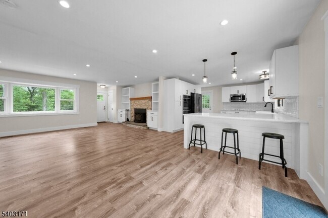 Building Photo - 422 Hollow Rd