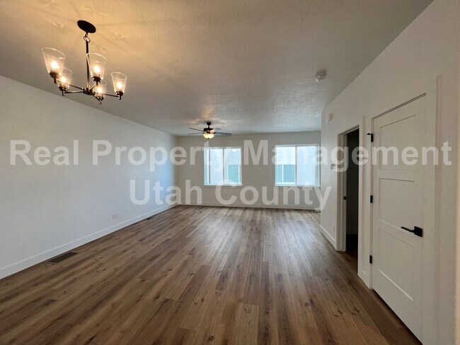 Building Photo - Big Townhome in American Fork