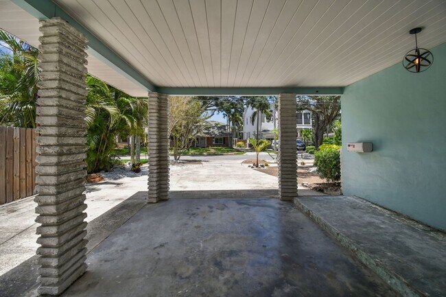 Building Photo - 610 Bosphorous Ave