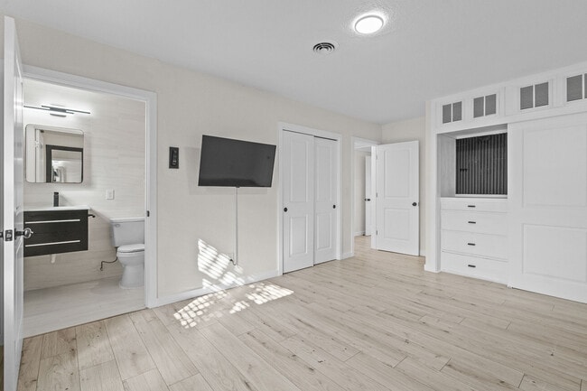 Building Photo - 1401 Drew St