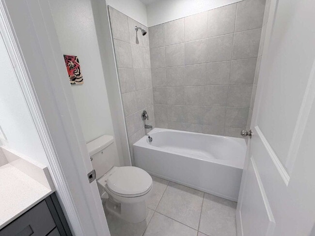 Building Photo - Available for Rent 5 spacious bedrooms and 2.5 bathrooms