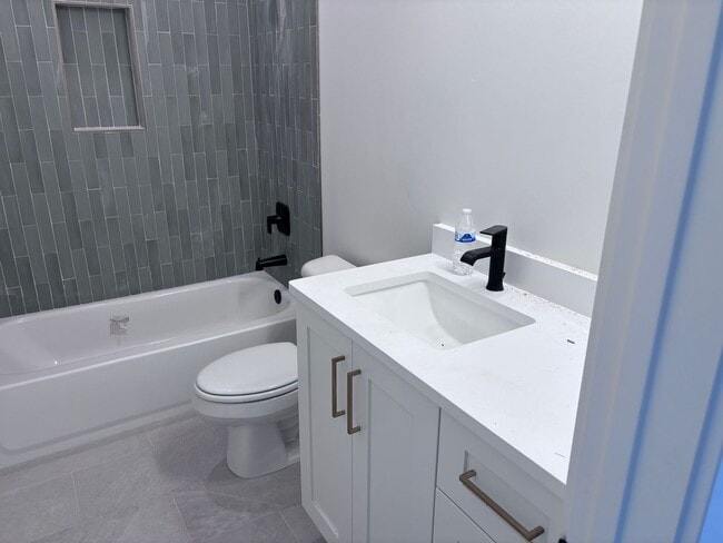 Building Photo - Luxury Living Near Sand Hollow – Spacious ...