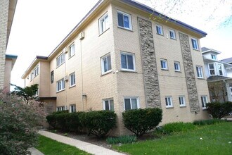 Building Photo - 2 Bedroom 1 bath in Oak Park