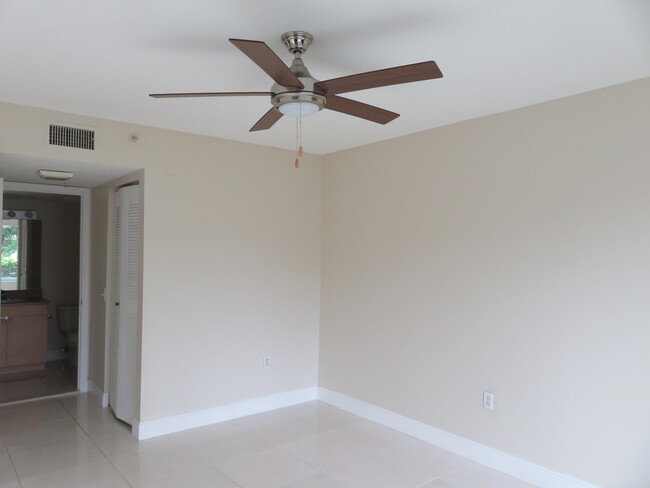 Building Photo - 1103 Villa Cir