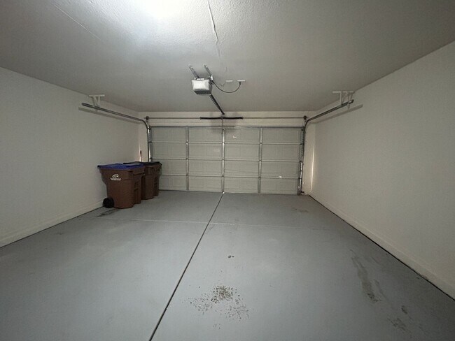 Building Photo - 434 E Chicory Pl