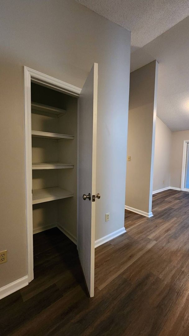 Building Photo - 208 S Ginger Dr