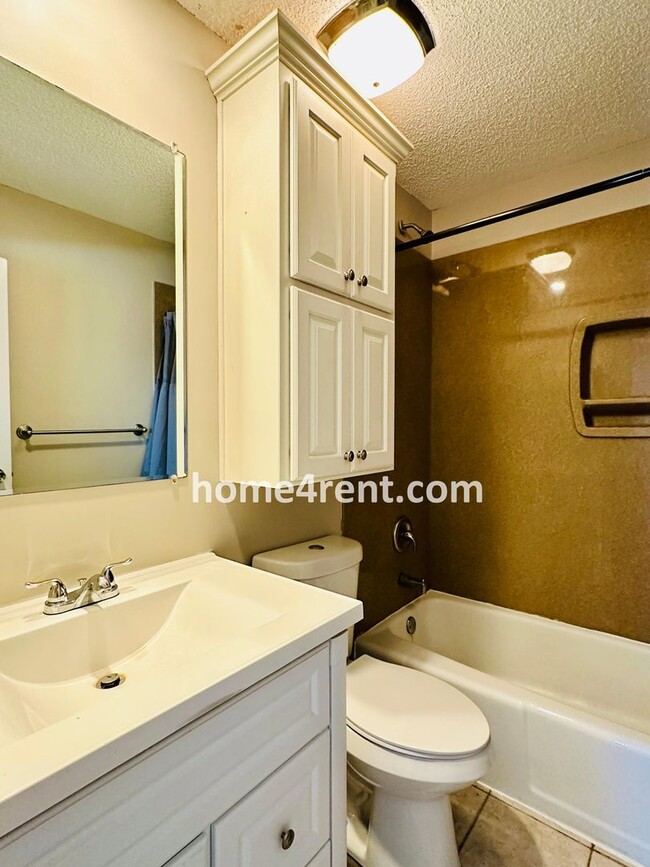 Building Photo - Beautiful Overland Park Townhome w/ Wood Floors, Large Open Kitchen and a Community Pool!
