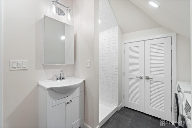 Building Photo - 824 George St