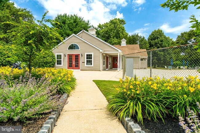 Building Photo - 1602 Hawthorne Ct