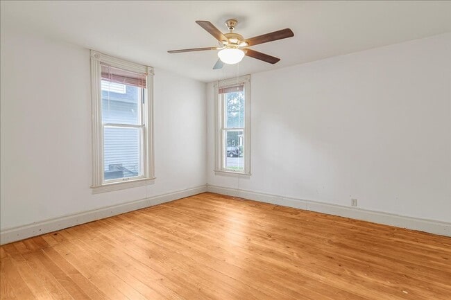 Building Photo - Spacious Updated Cottage