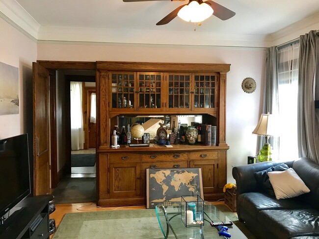 Building Photo - Gorgeous 2 Br / 1 Ba Uptown Condo w/ Hardw...